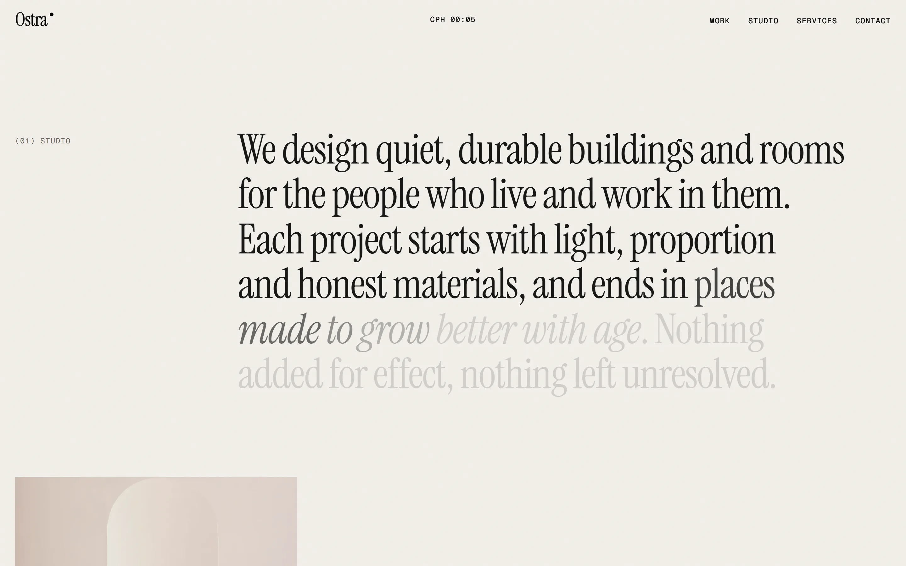 Ostra studio introduction on desktop: a paragraph in a large serif that fades from ink to pale grey as it is read